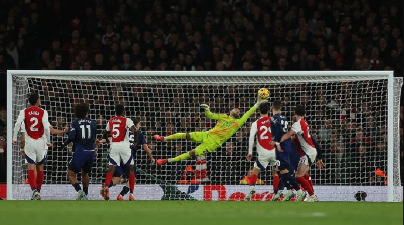 huyen-thoai-arsenal-david-raya-la-chia-khoa-giup-arsenal-giu-vung-loi-the