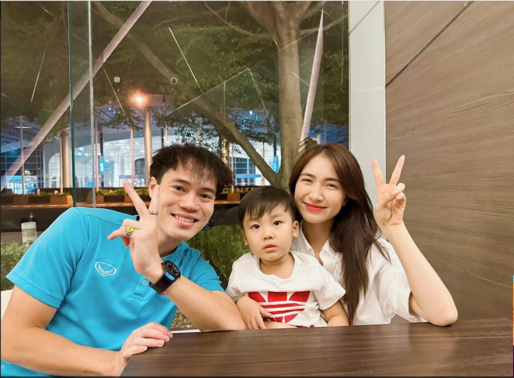 Từng có thời điểm Hòa Minzy vướng phải tin đồn được cầu thủ CLB Thép Xanh Nam Định cầu hôn