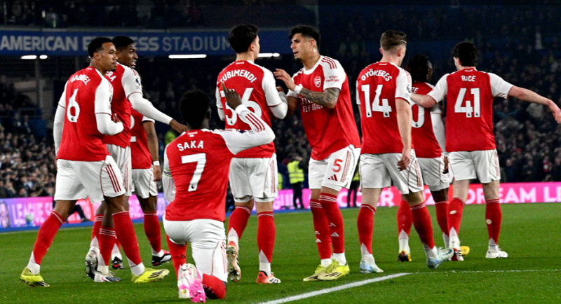 arsenal-bung-no-mua-giai-nay-dau-hoi-ve-so-phan-bon-cuu-binh-roi-emirates